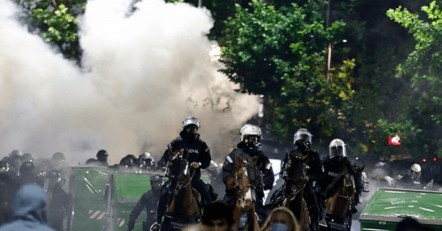 Serbia: Thousands Riot, Tell President 'Kill Yourself' over
Coronavirus Lockdown 1