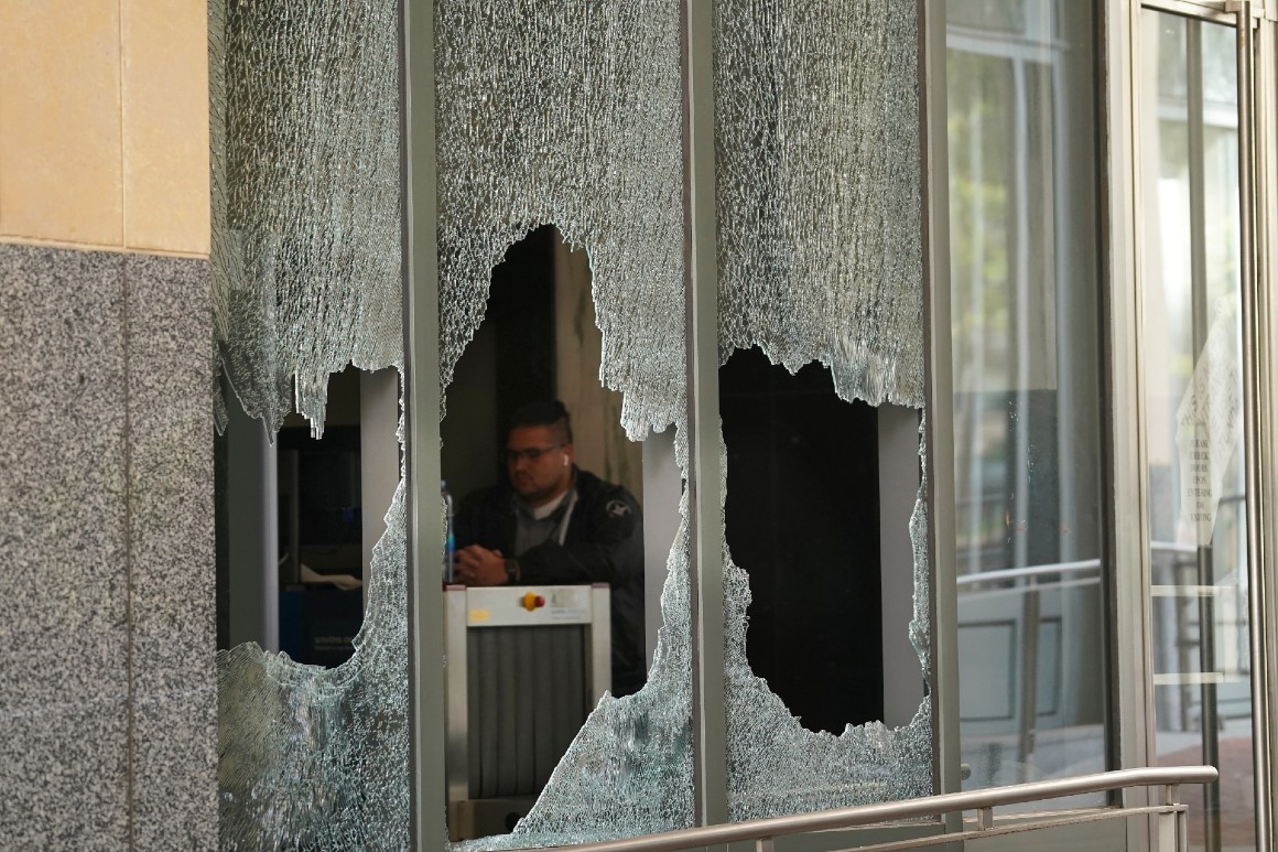 Police and protesters clash in violent weekend across the
U.S. 1