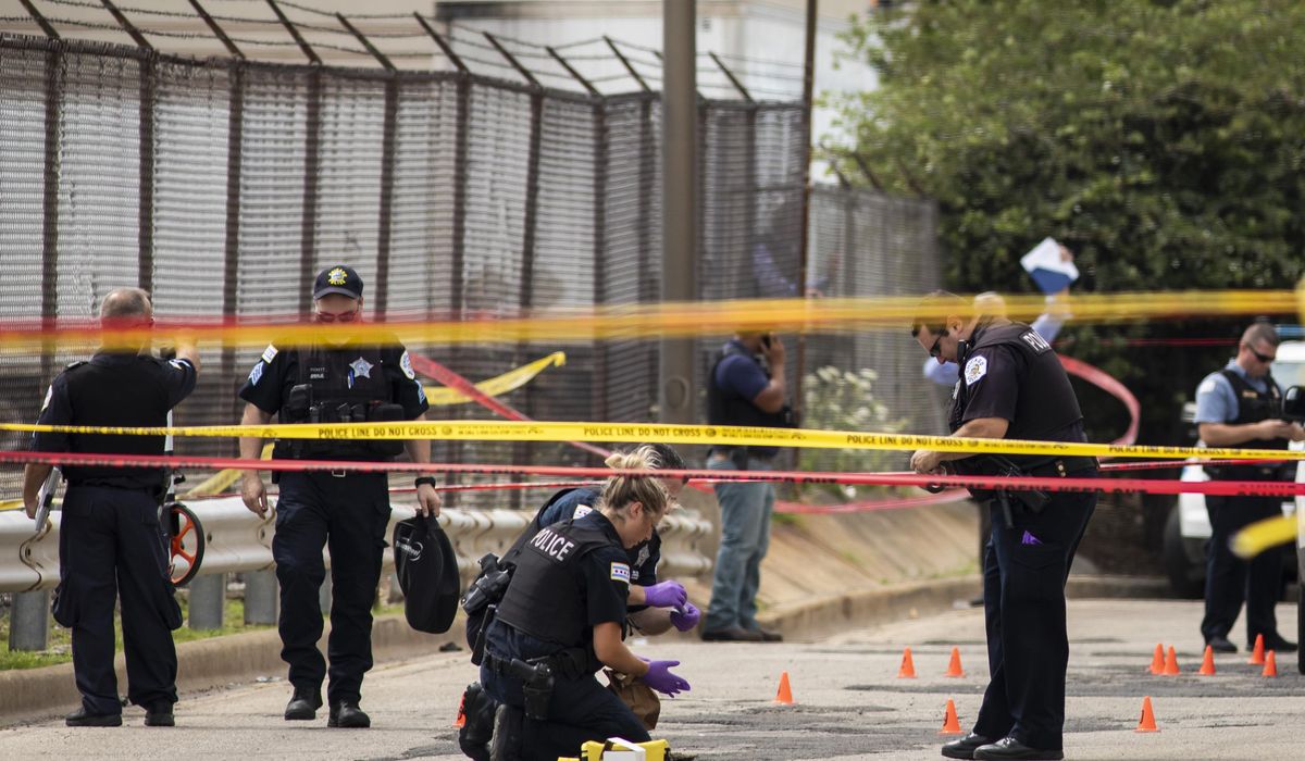 Carjacking suspect charged in shooting of 3 Chicago
officers 1