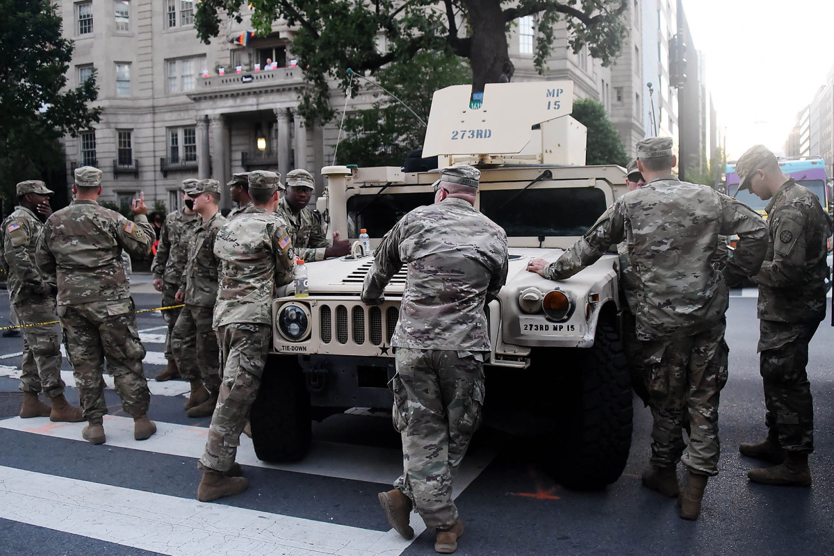 Soldiers deployed to stop DC protests were issued
bayonets 1
