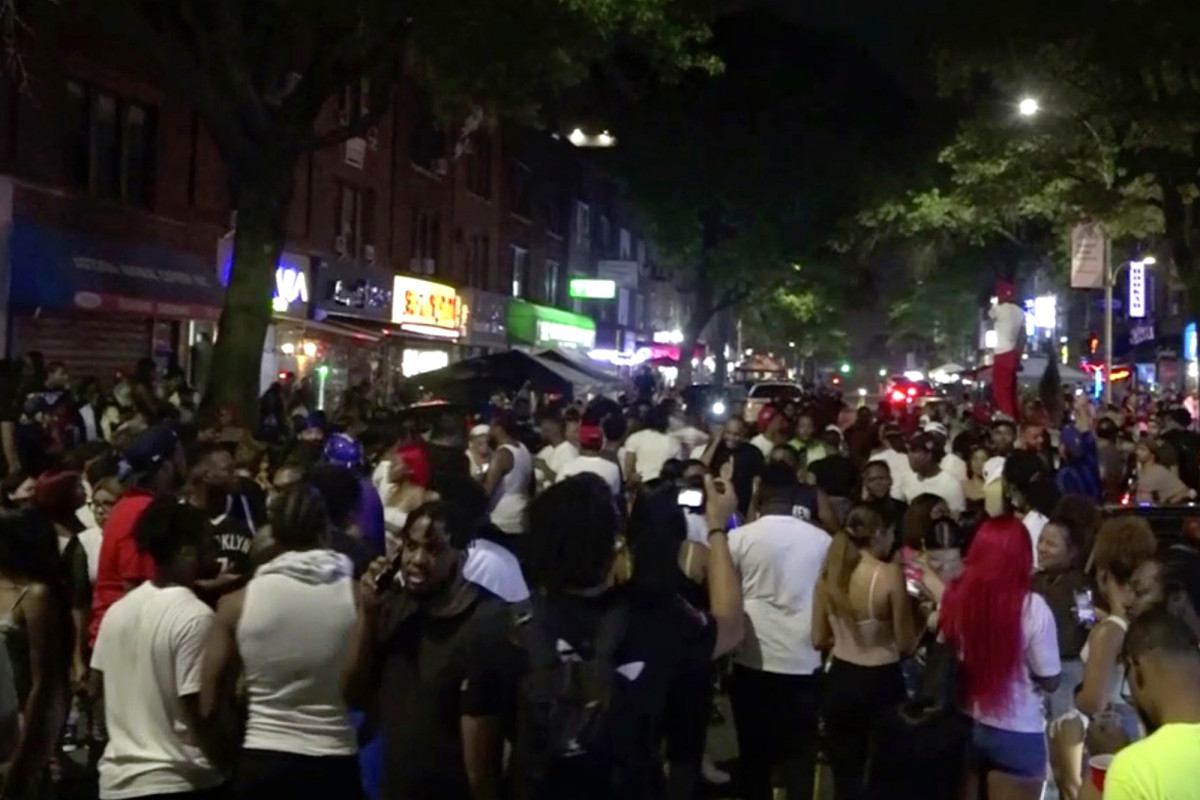Wild video shows people flooding streets in Queens without
masks 1