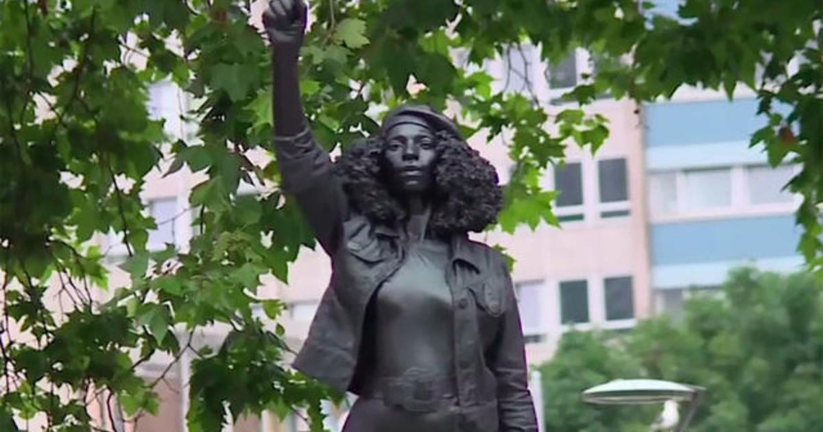 Black Lives Matter protester statue raised in place of U.K.
slave trader 1