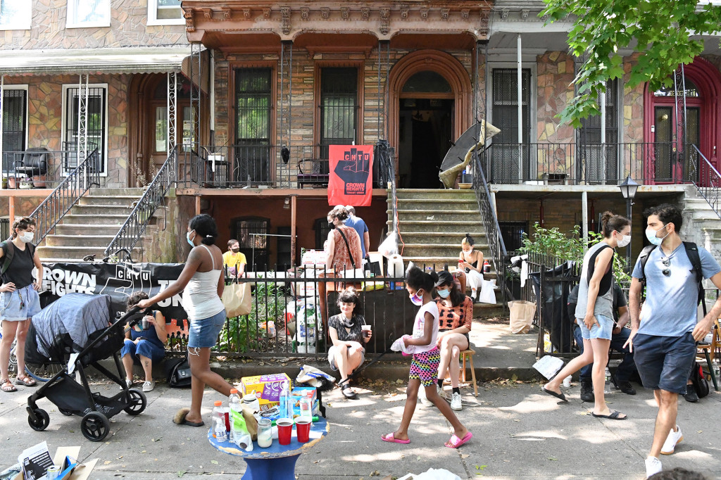 Protesters stop sudden eviction of out-of-work NYC
tenants 1