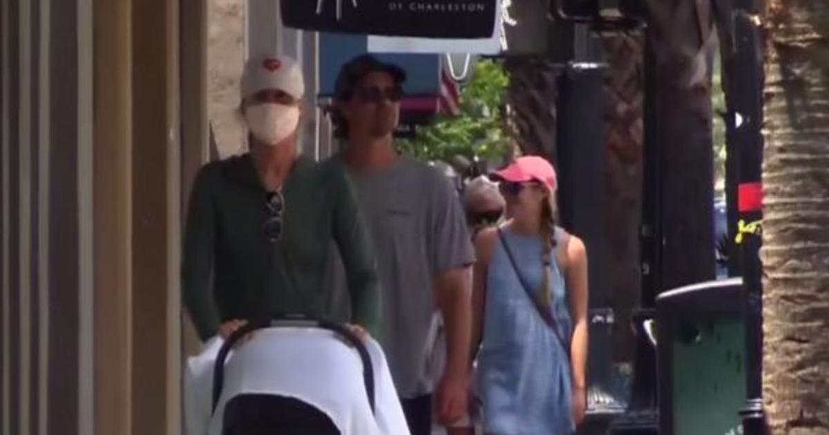 South Carolina draws crowds of tourists, despite surge in
coronavirus infections 1