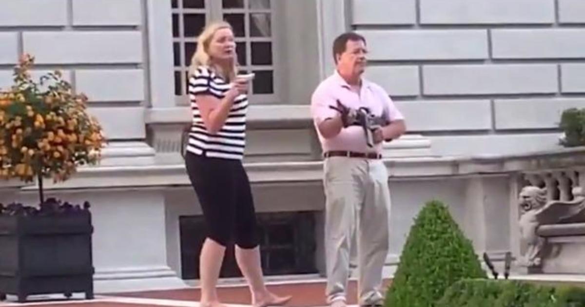 White couple who pointed guns at protesters blames "angry
mob" 1