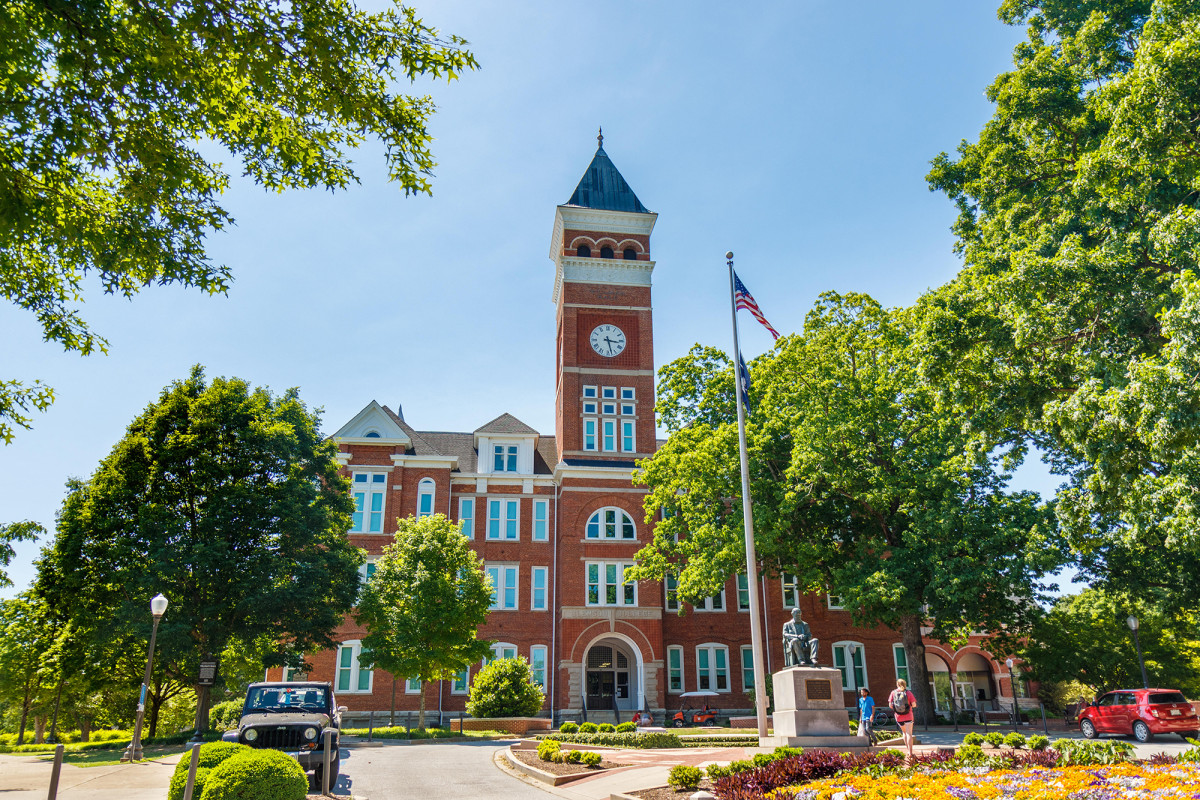 Nearly 6,300 coronavirus cases reportedly linked to
colleges 1