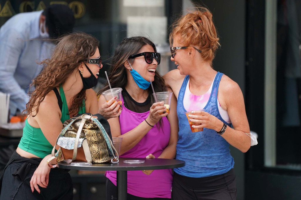 Packed outdoor bars blamed for NYC’s coronavirus spike among
young adults 1