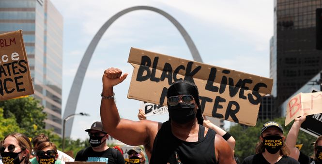 Rowdy Protestors Return to Armed St Louis Couple's Home
Threatening 'Justice' 1