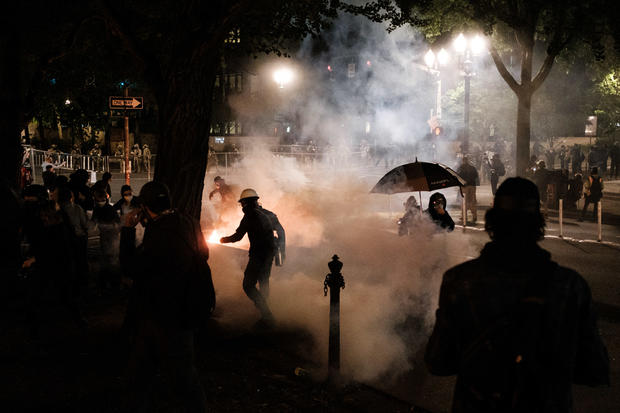 Oregon officials call for federal authorities to leave
protests 1