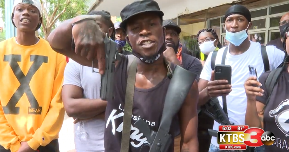 Black Lives Matter Terrorists Show Up to Louisiana
Courthouse with Guns to Menace Pro-Statue Protesters 1