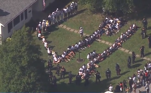87 arrested at Kentucky AG's house during Breonna Taylor
protest 1