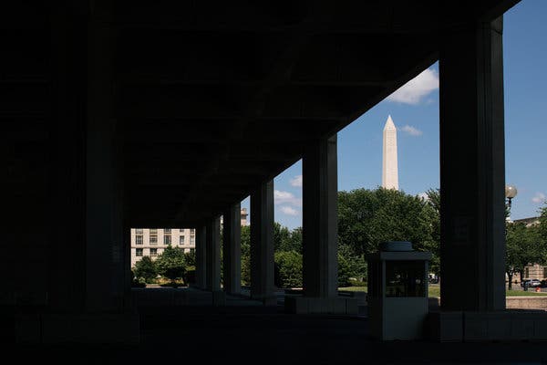 Despite Coronavirus, Federal Workers Head to the
Office 1