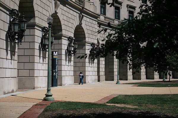 Live Coronavirus Updates: Federal Workers in the U.S. Return
to Offices 1