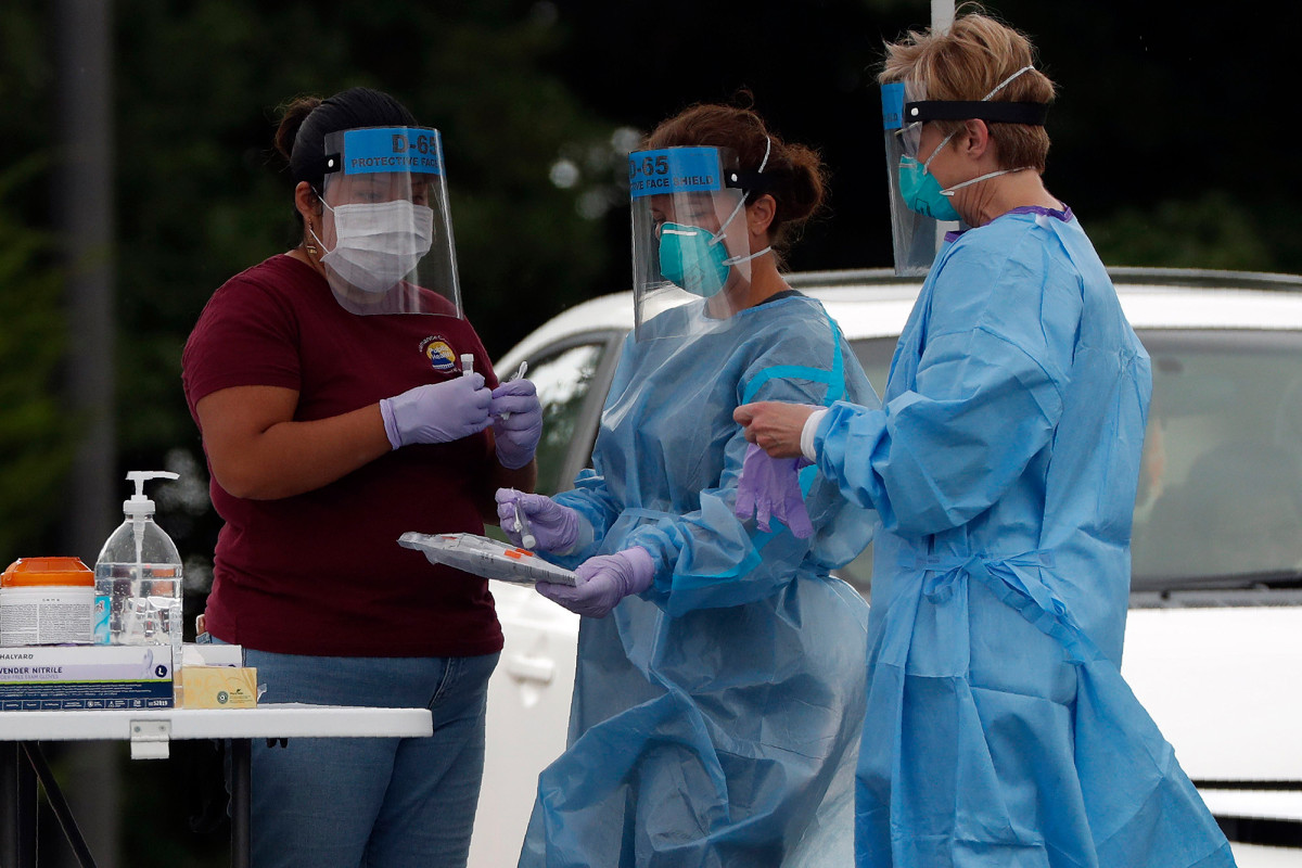 North Carolina puts curfew on alcohol sales as coronavirus
spikes 1