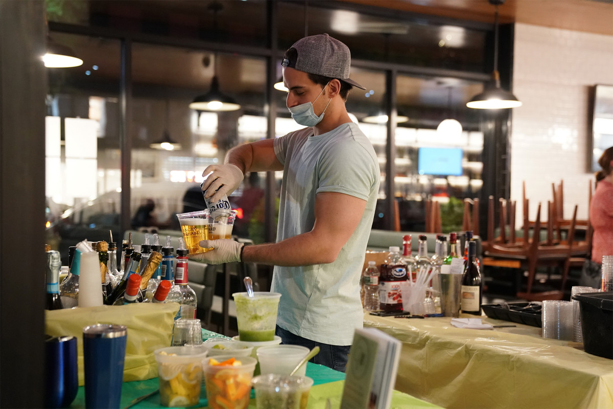 New Yorkers want to keep booze flowing in post-coronavirus
food delivery 1