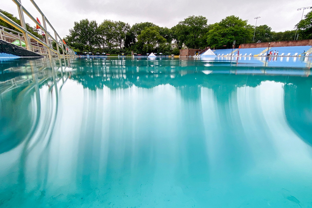 Weather delays long-awaited reopening of select NYC
pools 1
