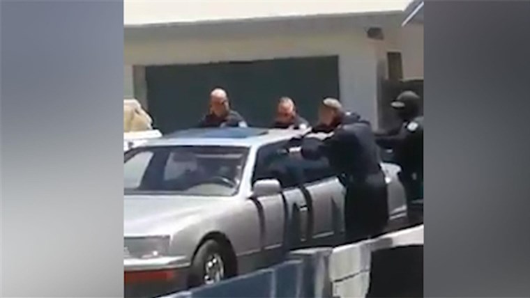 Phoenix protesters demand answers after police fatally shoot
man parked in driveway 1