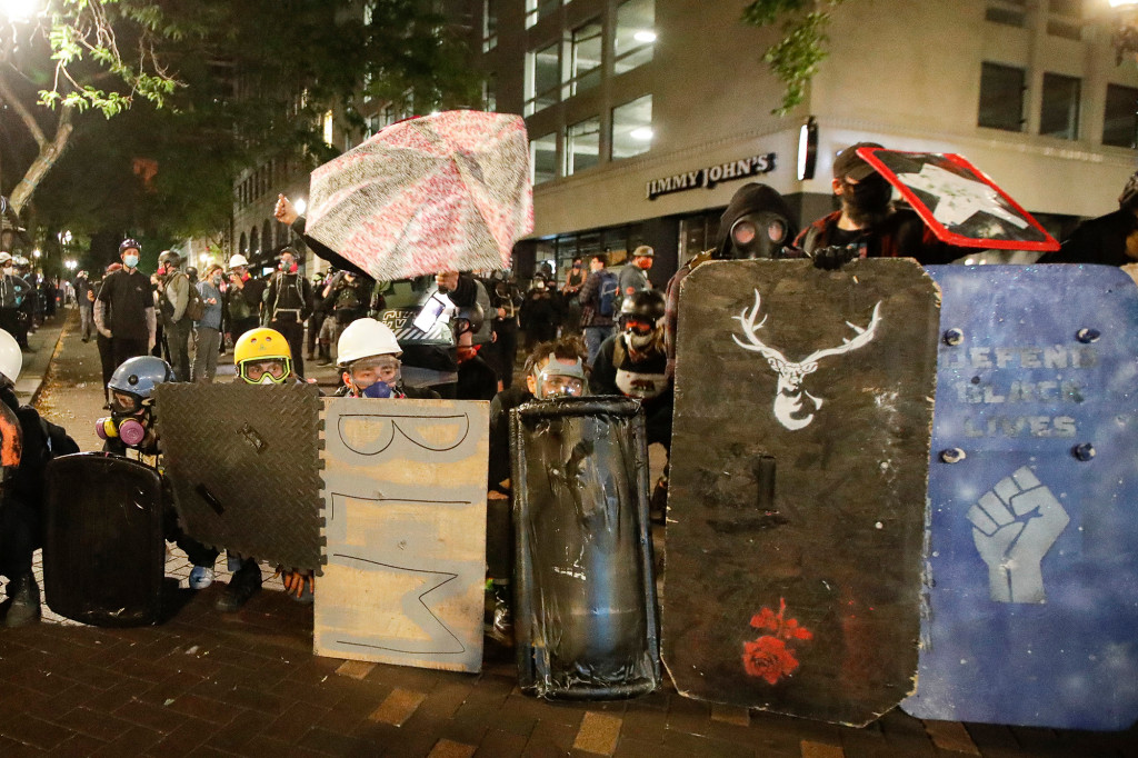 Portland protesters set fires in continued clashes with
police, feds 1