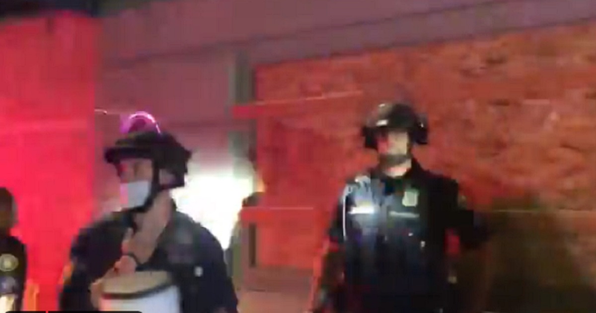 Watch: Rioters turn U.S. city into a war zone, attack cops
with fireworks and mortars 1