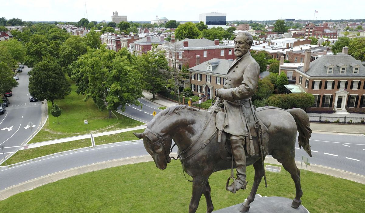 Robert E. Lee statue becomes epicenter of protest
movement 1