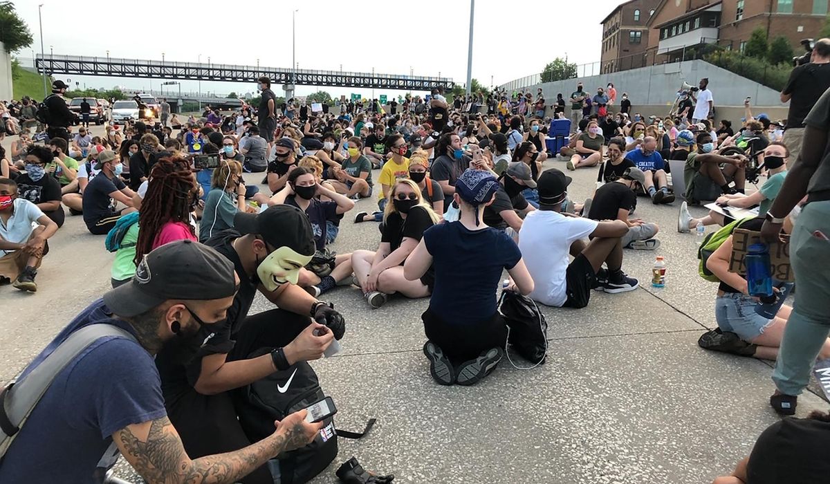 Protesters return to St. Louis area where couple drew
guns 1