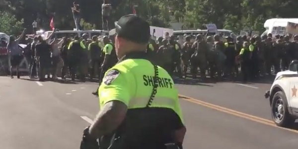 Protestors block Trump supporters' access to Mt.
Rushmore 1