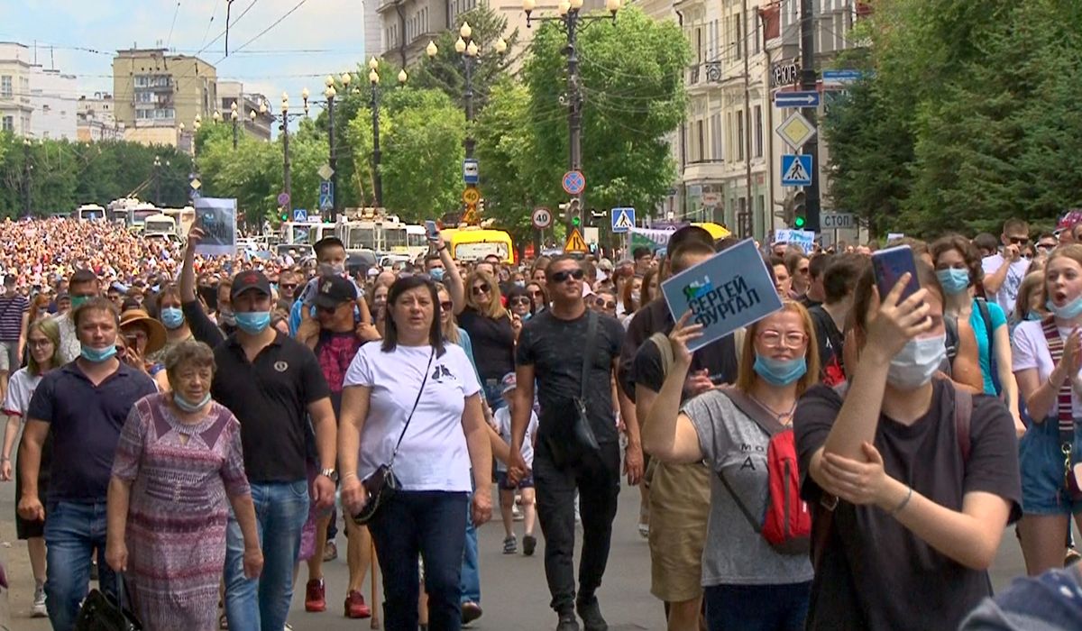 Thousands protest arrest of Russian regional
governor 1