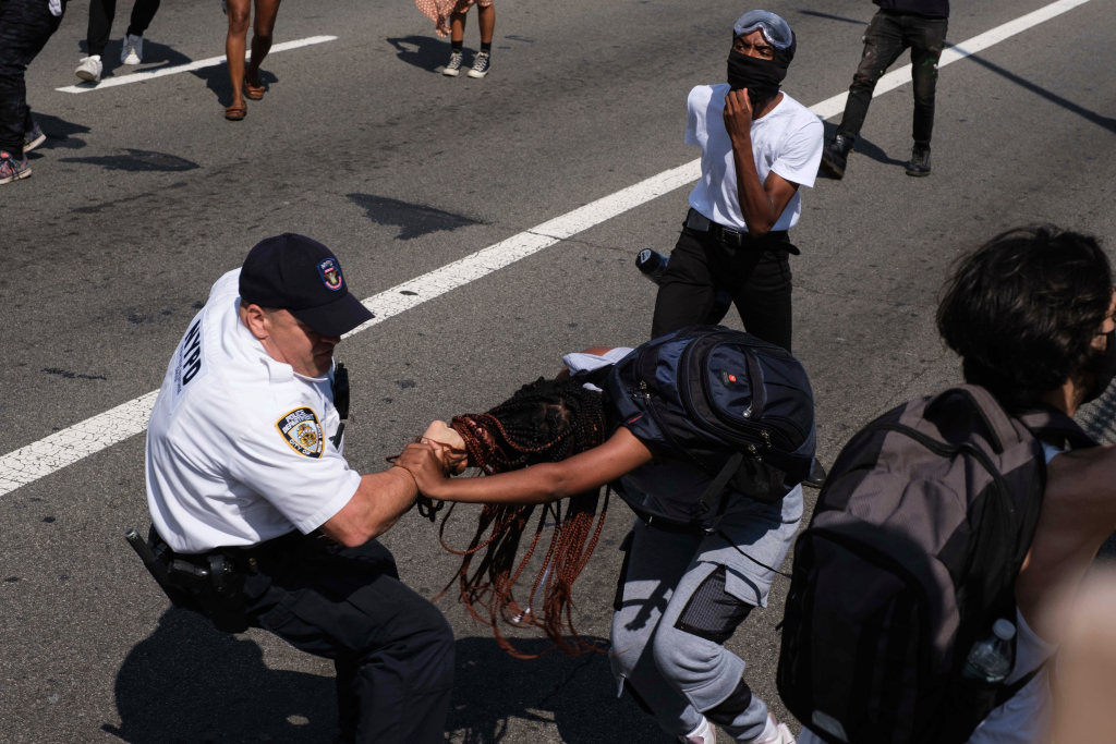 Officers, protesters clash during march on Brooklyn
Bridge 1