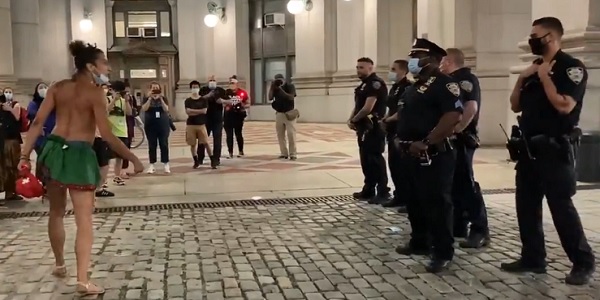Topless BLM protester awkwardly dances, berates NYPD
officers 1