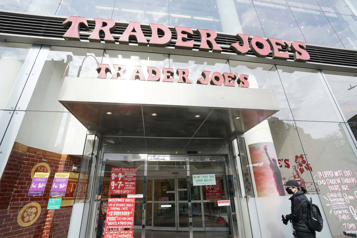 Duo arrested for attacking Trader Joe’s workers who asked
them to wear masks 1 Duo arrested for attacking Trader Joe’s workers who asked
them to wear masks 1