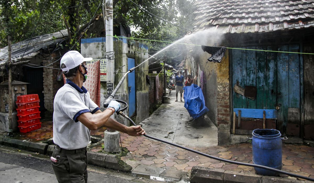 Lockdowns reimposed in India as virus cases near 1
million 1