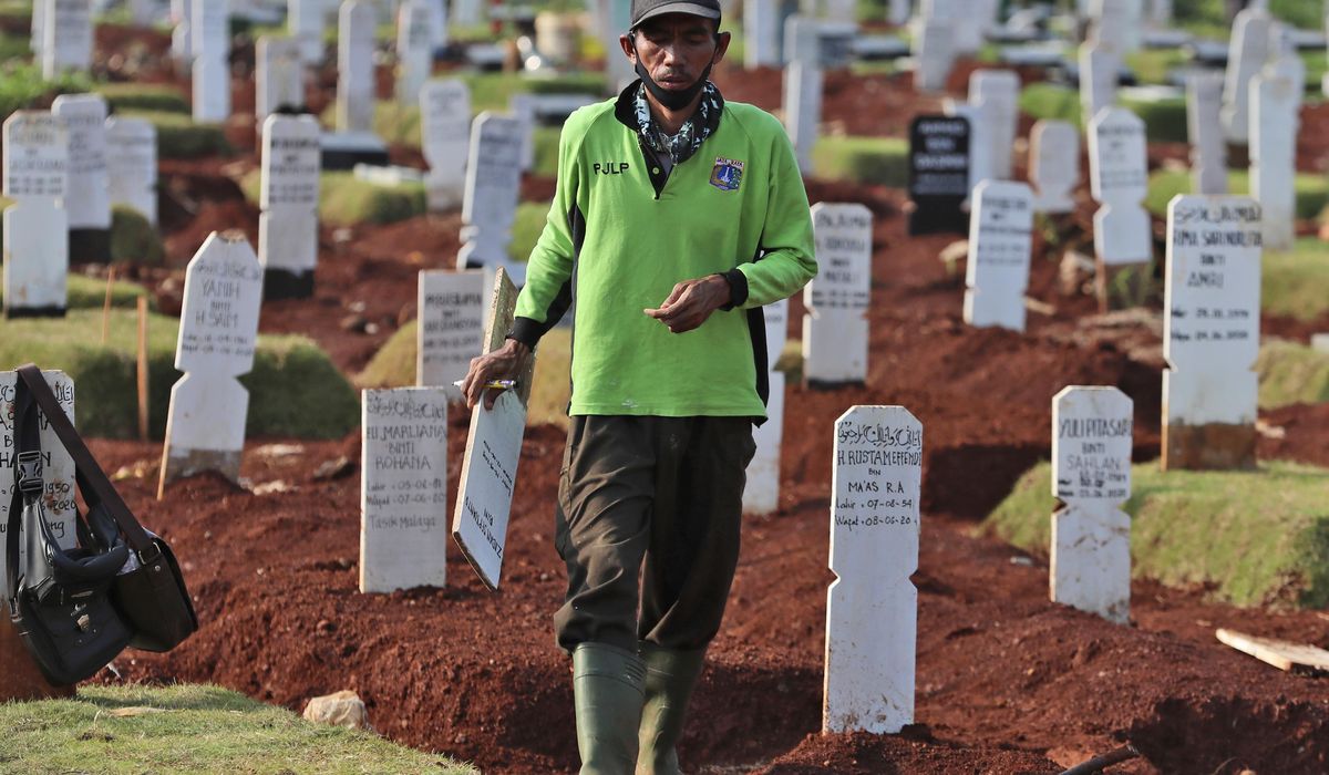 Burial traditions clash with coronavirus safety in
Indonesia 1