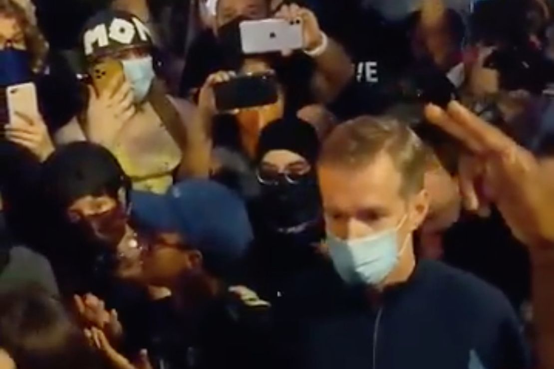 [Watch] Portland Mayor Goes to Riot in 'Solidarity' as
Rioters Set Fire in His Honor 1