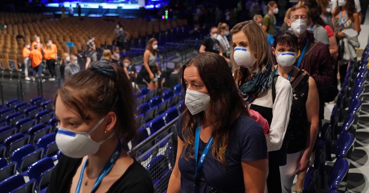 How does coronavirus spread at a concert? Germans do a
test 1