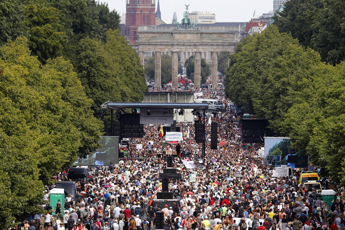 Thousands protest against coronavirus measures in
Berlin 1