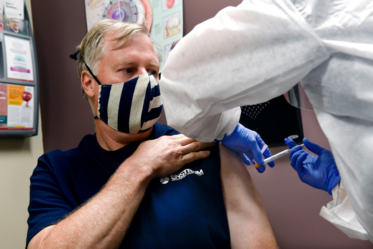 US government wants to distribute coronavirus vaccines for
free 1