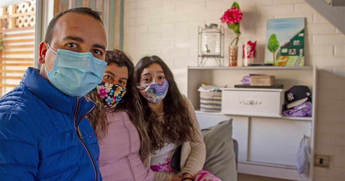 Coronavirus threatens middle-class families in Chile as they
fear slide to poverty 1