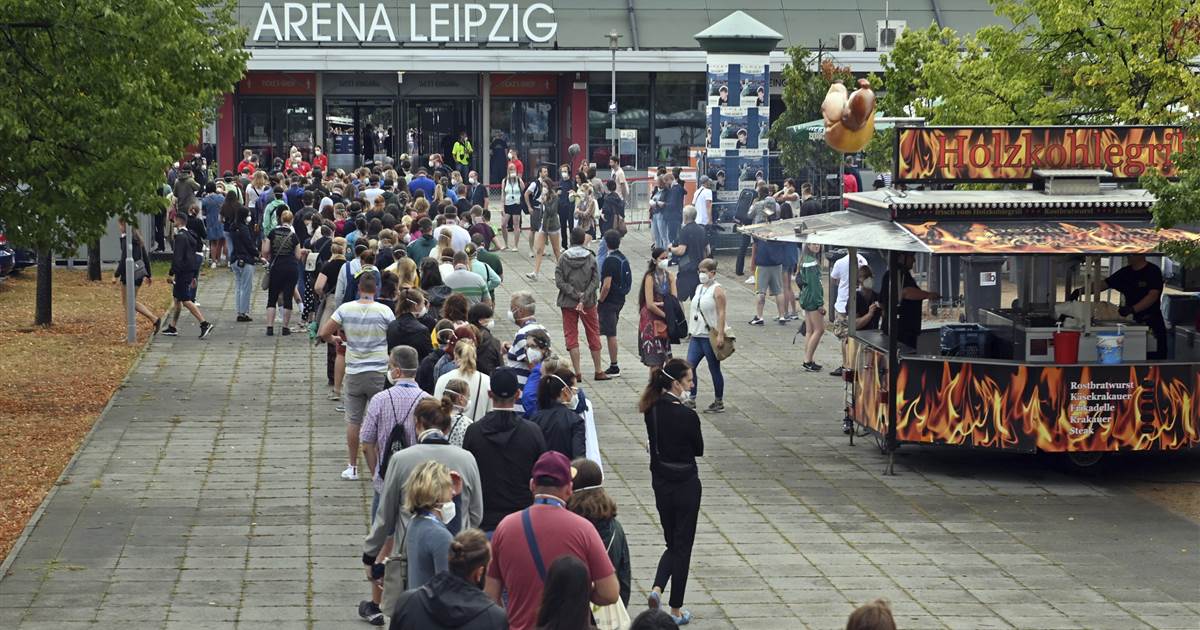 How does coronavirus spread at a concert? Germans do a
test 1