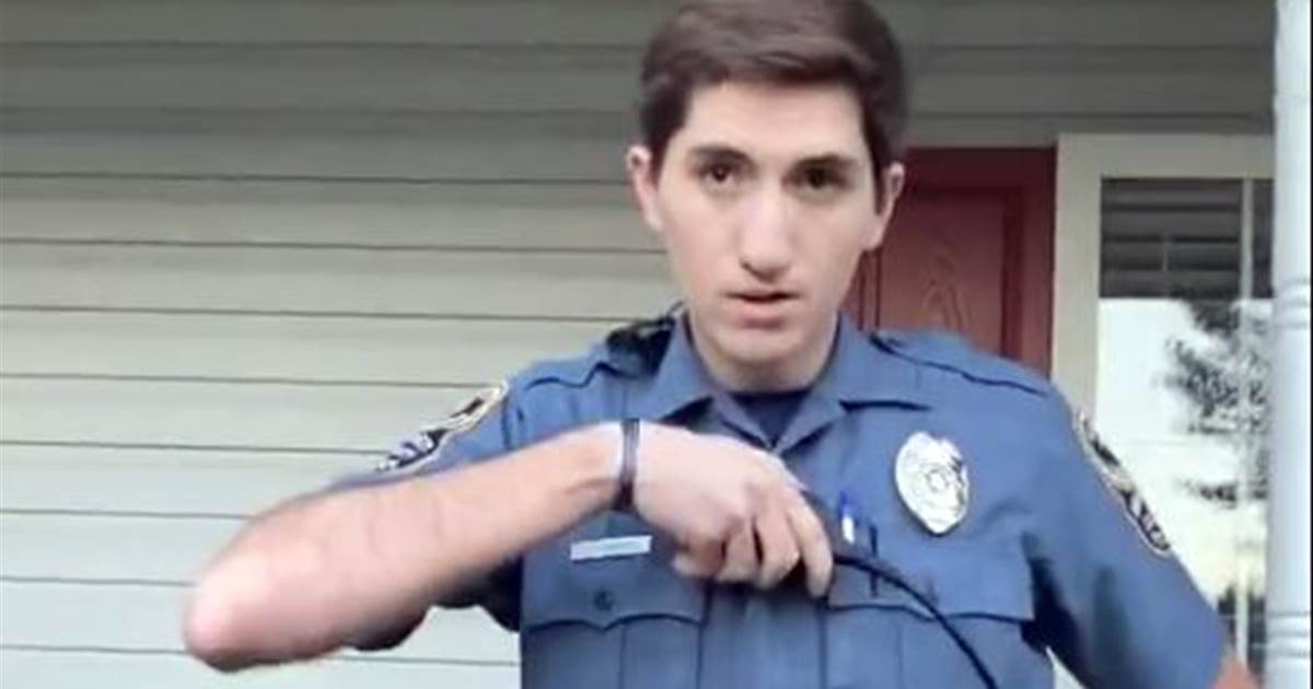 Georgia officer fired after video shows him using stun gun
on woman during arrest 1