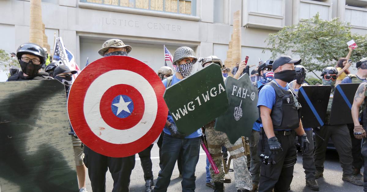 Portland protest turns violent, federal police clear
plaza 1