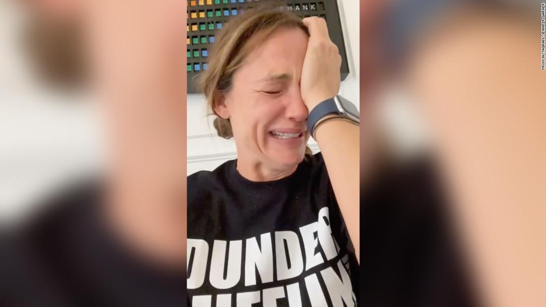 Jennifer Garner breaks down in tears after finishing 'The
Office' 1