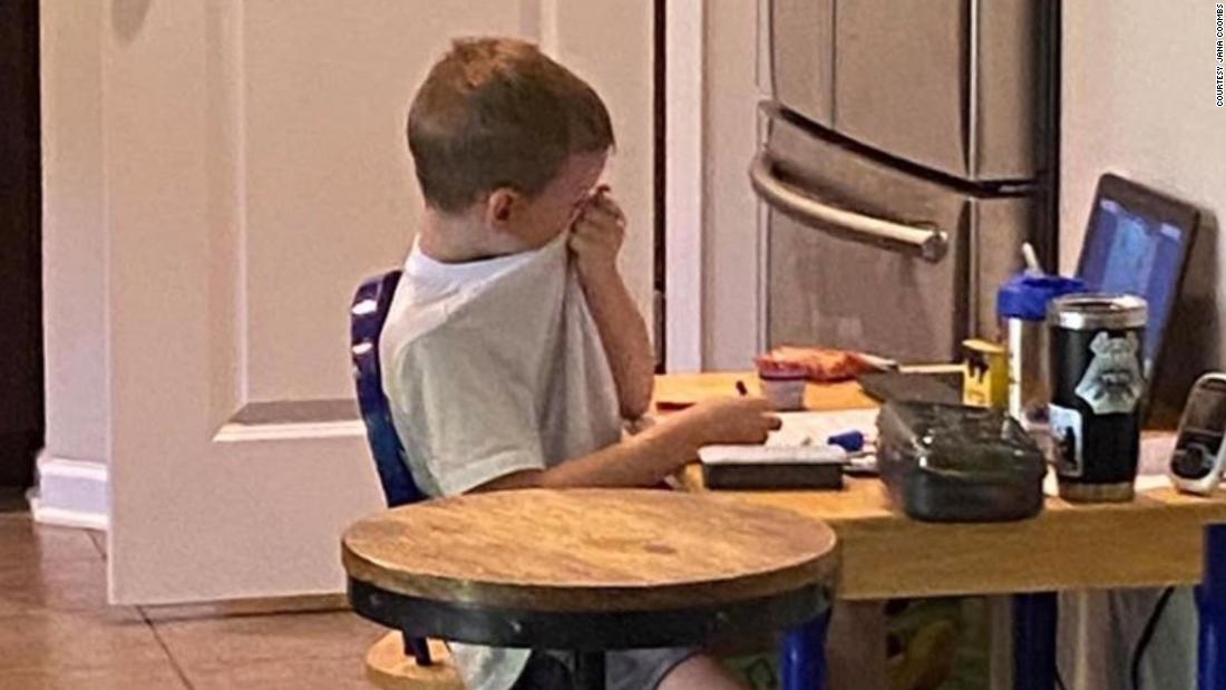 A mother captured an emotional photo of her son crying in
virtual class to show difficulties of distance learning during
pandemic 1
