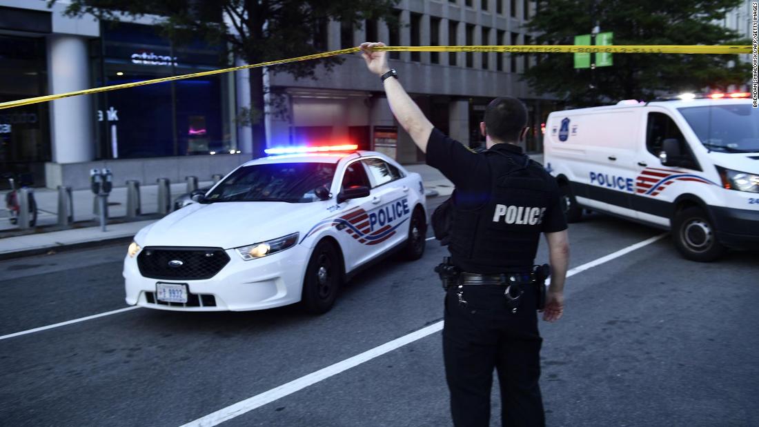 Man shot by Secret Service officer outside White House was
holding a black comb and suffers from mental illness, court
documents say 1