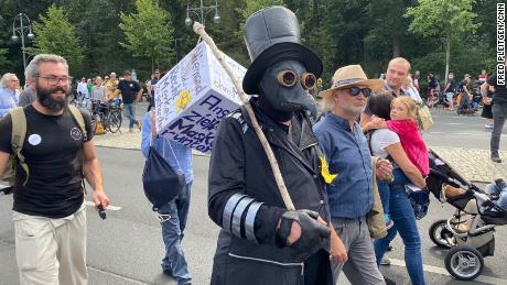 Berlin police halt march protesting against German
government's coronavirus response 1