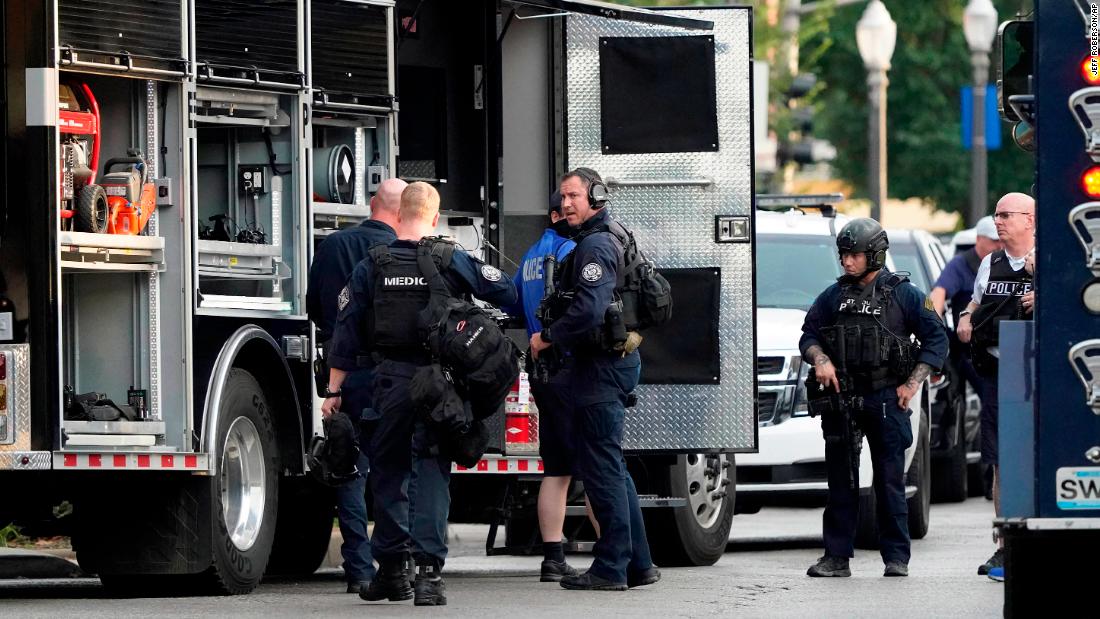 Suspect barricades himself in a St. Louis home after
shooting 2 officers 1