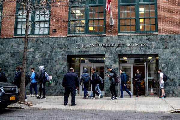 A Perk for N.Y.’s Richest Areas: First Dibs on Top Public
Schools 1