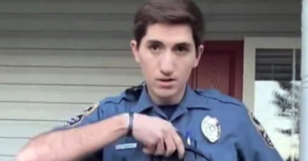 Officer Michael Oxford Is Fired After TikTok Videos Show His
Arrest of Black Woman 1