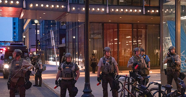 Minneapolis: Rioter Chucks Trash Can Lid into Back of
Officer's Head 1