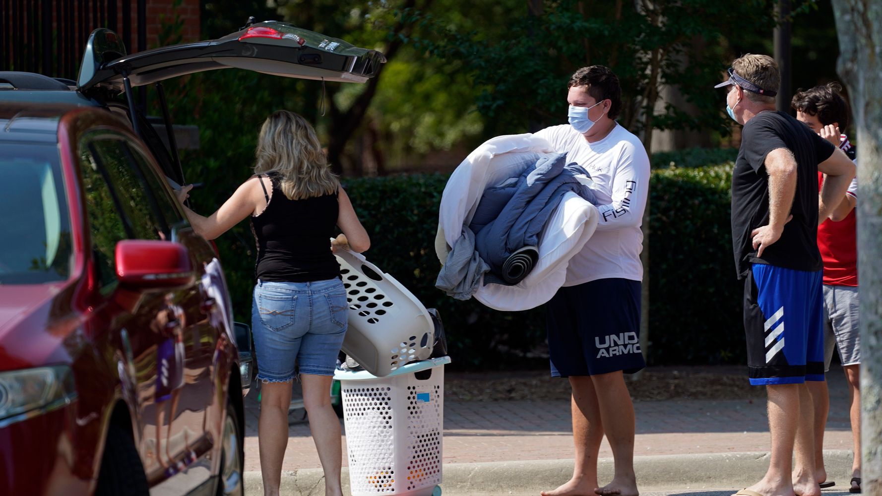 As Scores Of U.S. Universities See Coronavirus Outbreaks,
Nation Tops 6 Million Cases 1