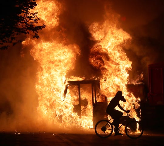 Police shooting of Jacob Blake: Protests erupt, Wisconsin
DOJ to investigate 1